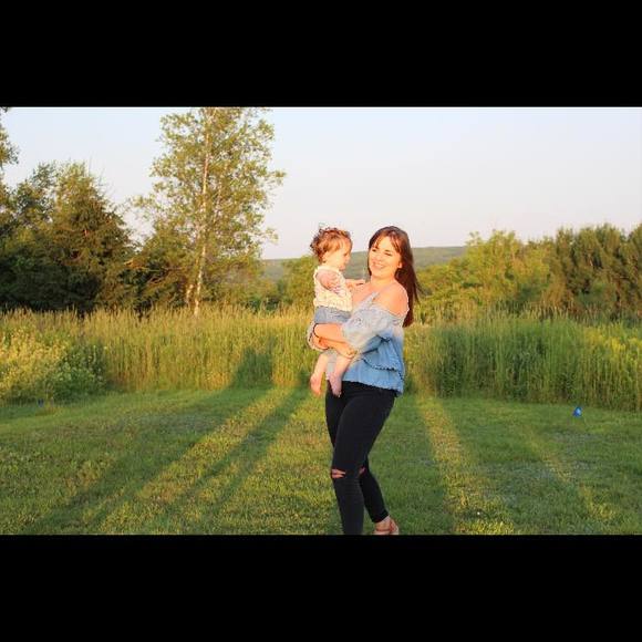 Meet your Posher, Courtney - Picture 1 of 1